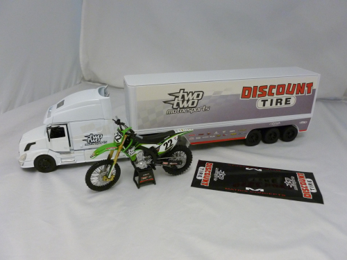 New Ray Toys - New Ray Toys Scale Two Two Motorsports Kawasaki 2014 Team Gift Set - SS-14285